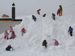 雪山で遊ぶ園児たち2