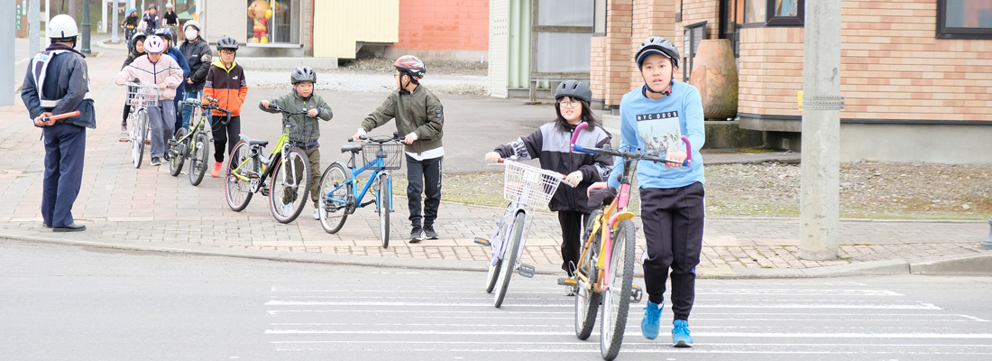 春の交通安全青空教室の模様　西興部小学校生徒が実際に自転車で市街を走り、横断報道の渡り方や確認方法を学ぶ