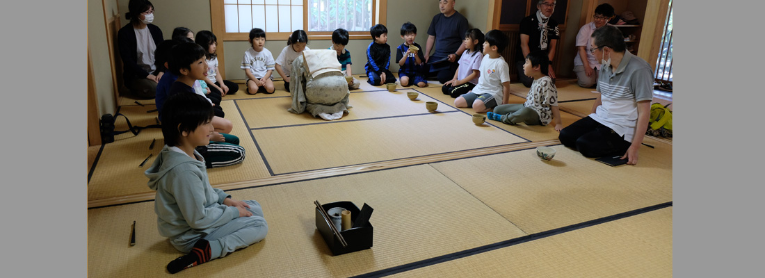 村のお茶室「興楽亭」で小学生児童が日本の伝統であるお茶を体験している様子