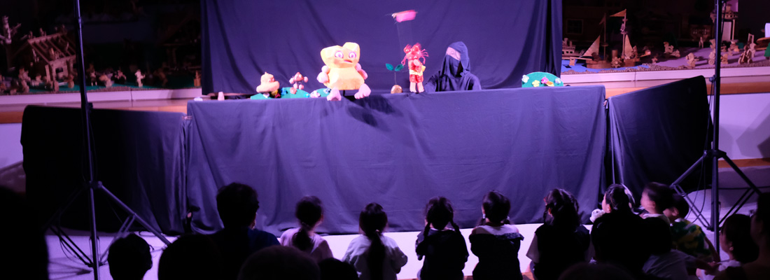 7月19日に木夢で開催されたカルチャーナイトの模様　人形劇サークルがサルカニ合戦を披露している様子