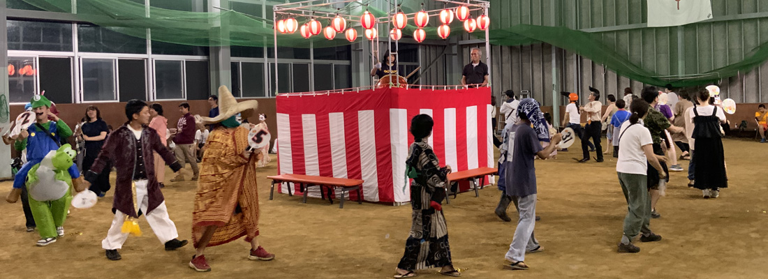 上興部地区で開催された「ふるさと盆踊り大会」の模様、それぞれ個性豊かに仮装した人々がやぐらの周りを踊っている様子