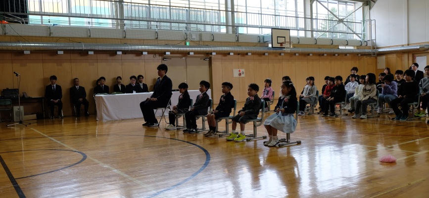 令和8年4月6日　西興部小学校入学式の模様。新1年生5名が椅子に座り横並びで校長先生のお話を聞いている様子。
