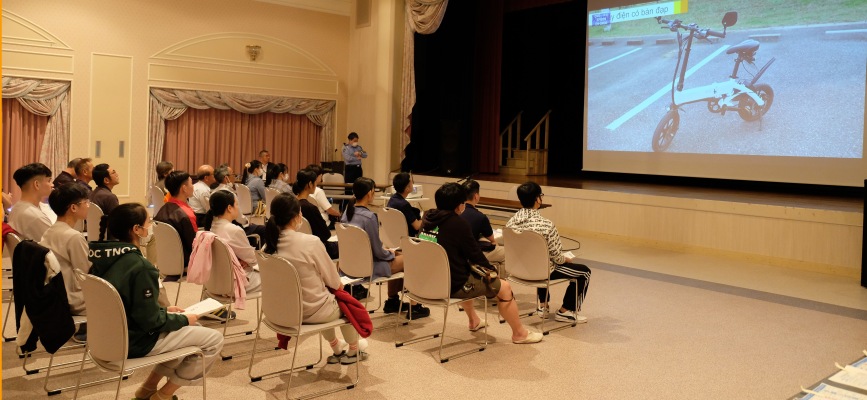 6月16日に開催された「外国人向け自転車講習会」の模様、村内に居住する外国人向けに法改正となった自転車等交通安全規則について講習が開催されました。