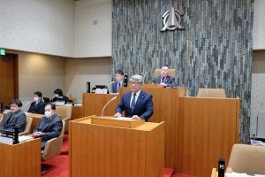 執行方針を述べる菊池村長